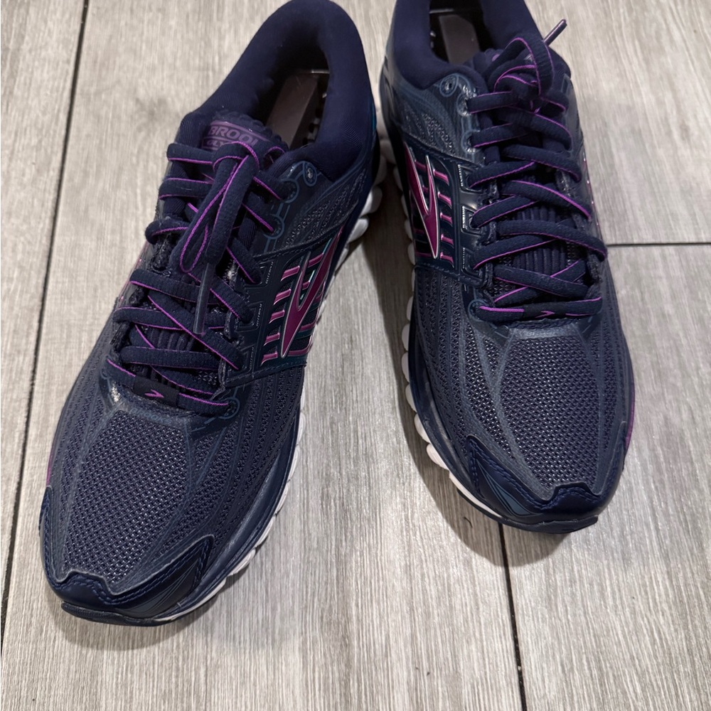 Brooks Women's Athletic Shoes in Navy and Purple size 6.5